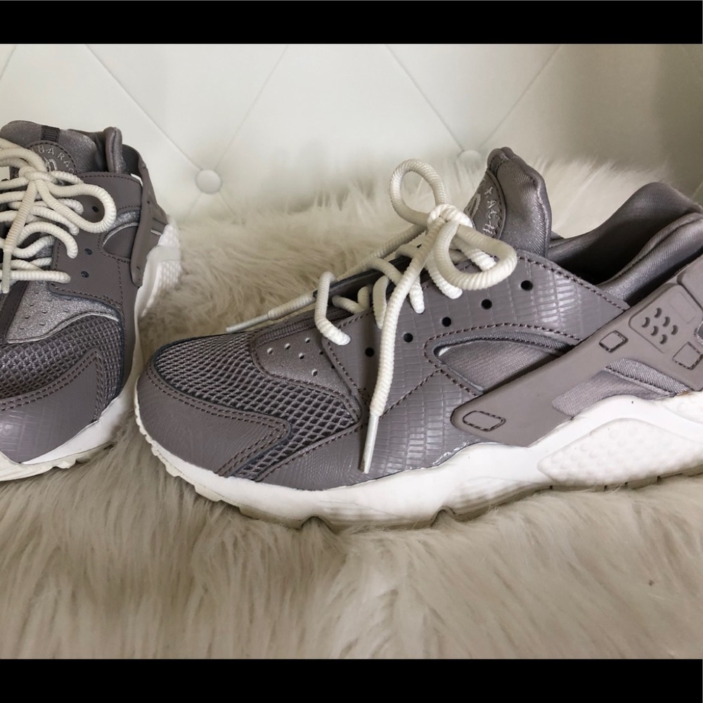 NEW WMN Sz 6 Gray / White Nike Huarache Shoes
